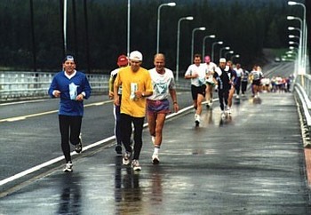 Över bron i regn